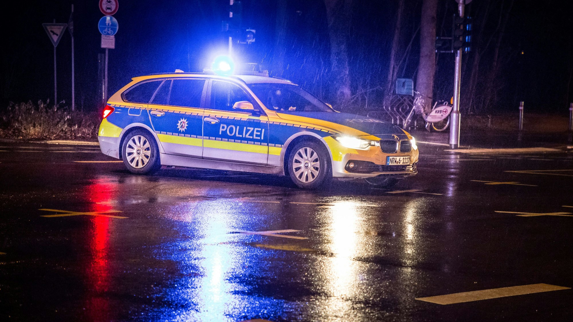 Ein Polizeiauto in der Nacht (Symbolfoto)