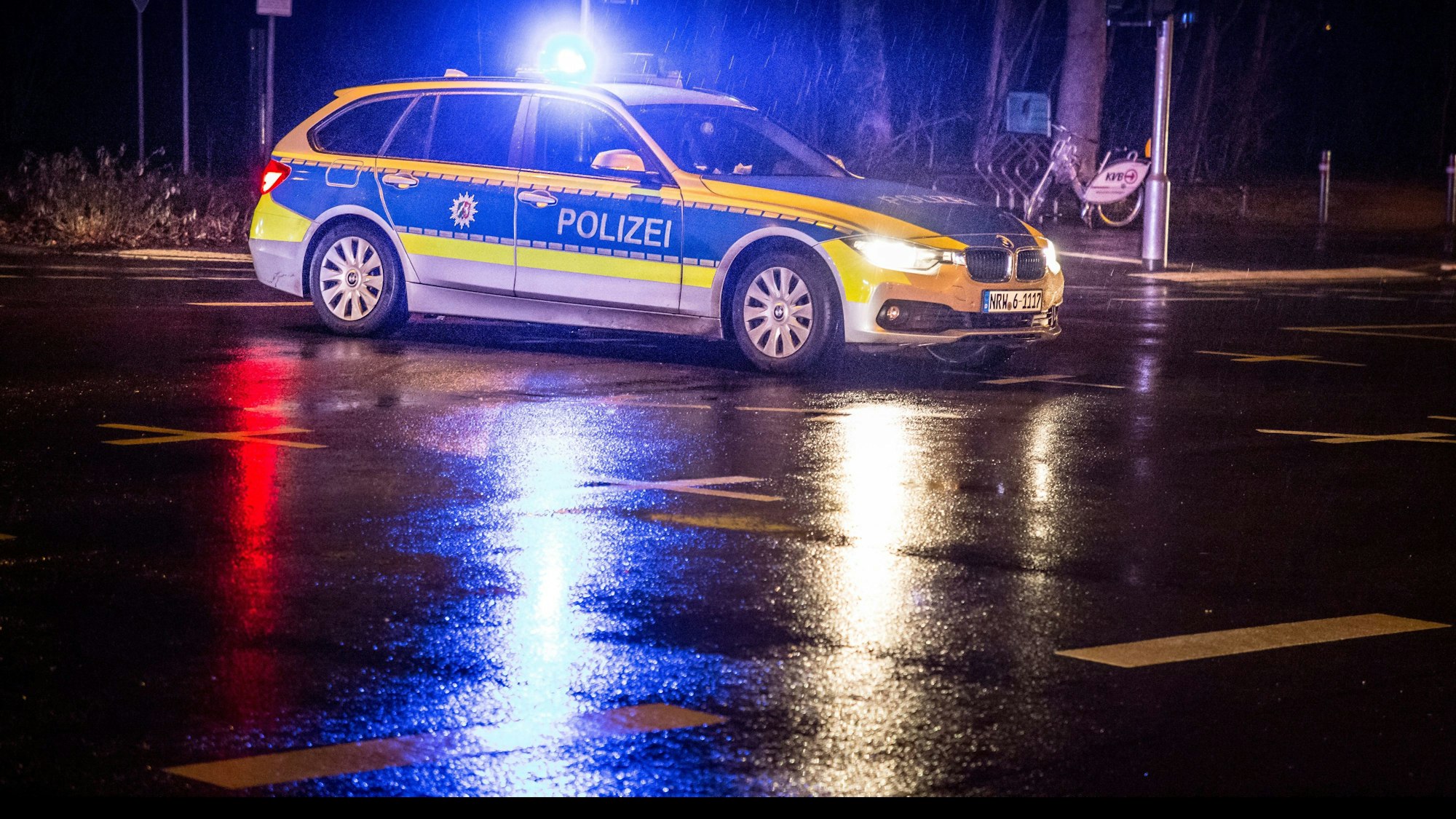 Ein Polizeiauto in der Nacht (Symbolfoto)
