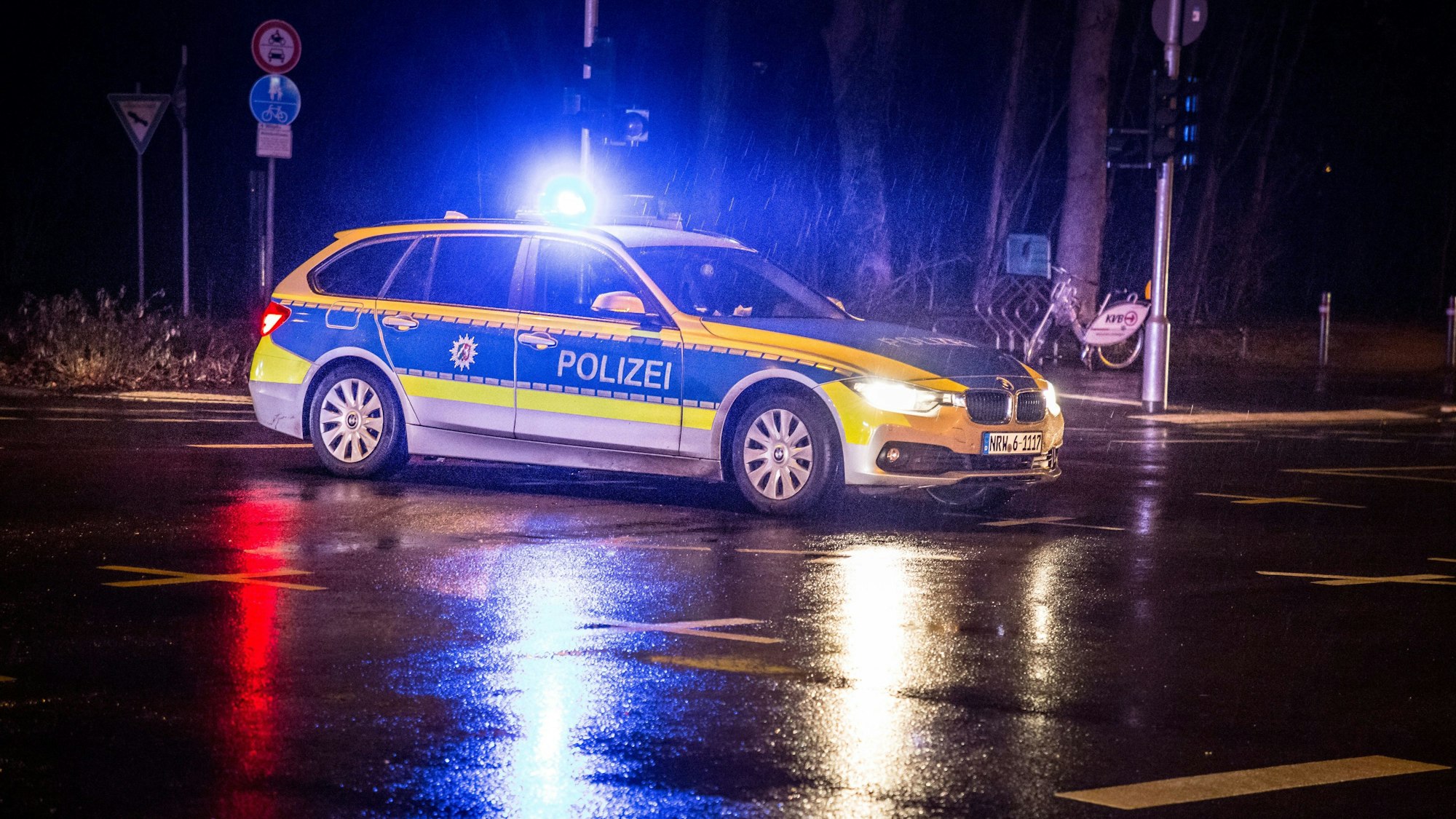 Polizeiwagen und Rettungswagen bei einem nächtlichen Einsatz.