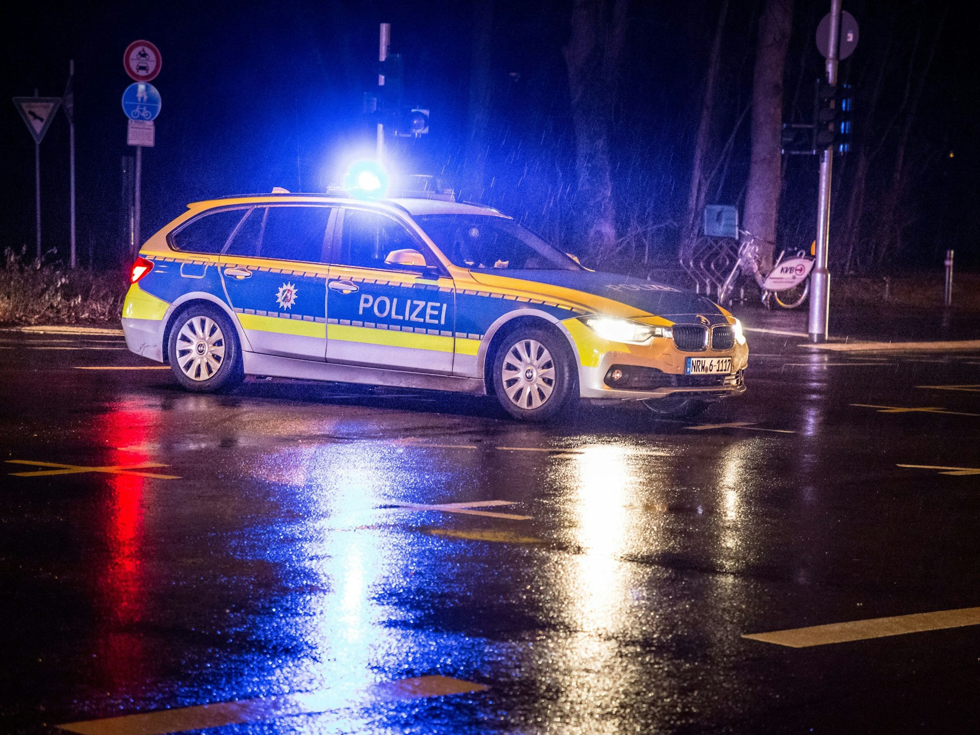 Unfall mit Polizeieinsatz in der Nacht (Symbolfoto).
