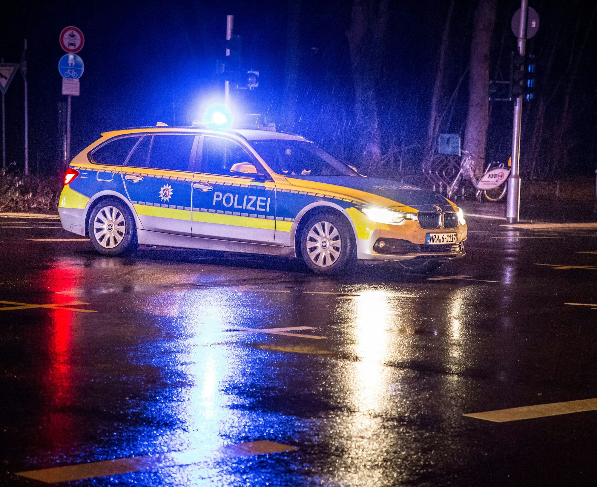Ein Polizeiauto in der Nacht bei einem Einsatz. (Symbolfoto)