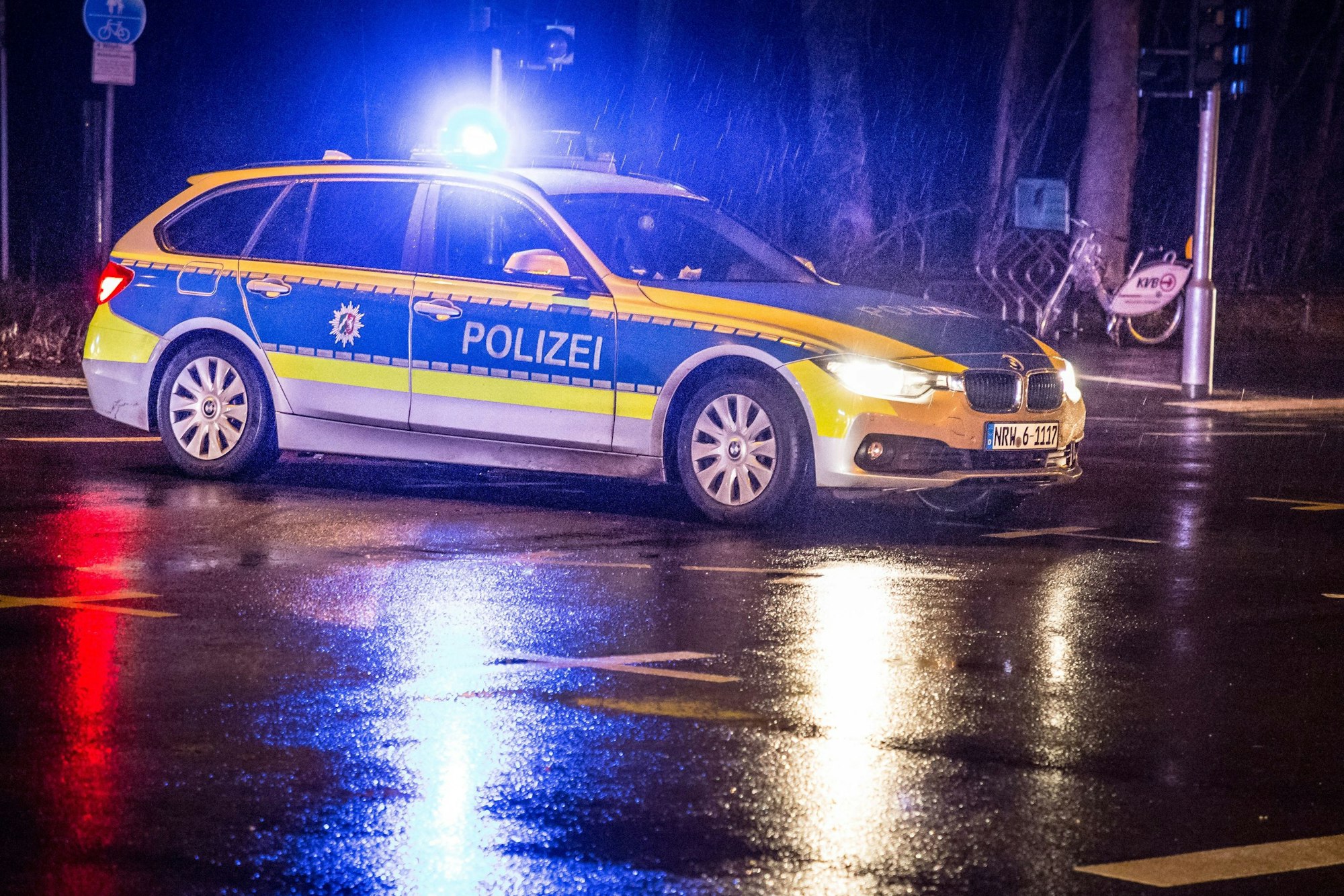 Ein Streifenwagen der Polizei NRW.