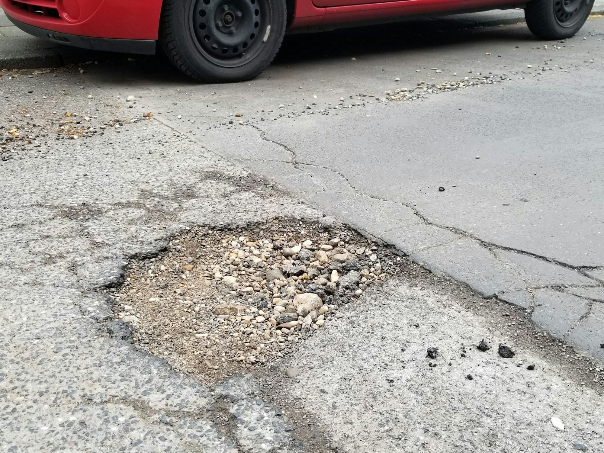 Ein Schlagloch auf der Nesselrodestraße in Köln-Niehl.