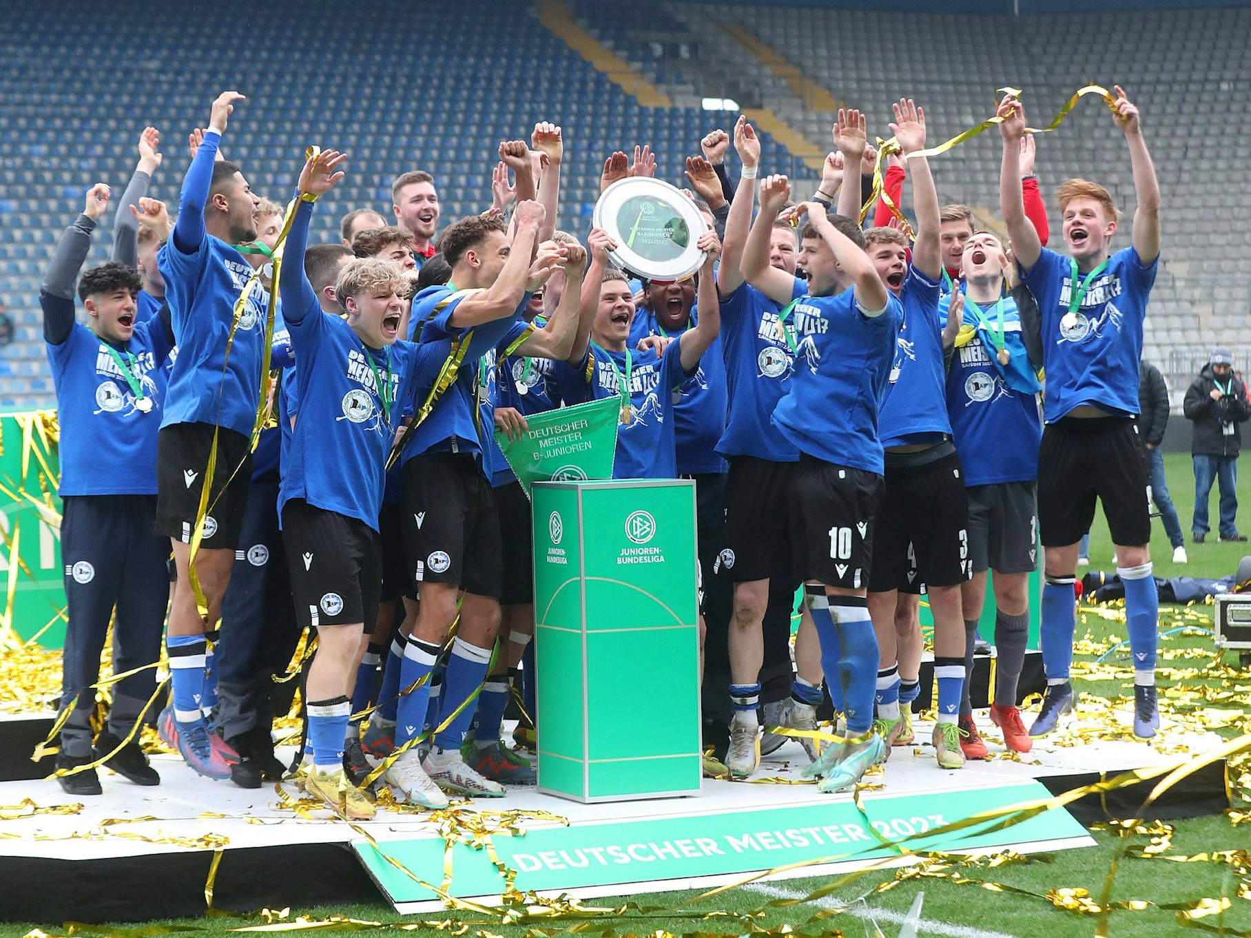Die U17 von Arminia Bielefeld feiert den Gewinn der deutschen Meisterschaft nach dem Finale gegen den VfL Wolfsburg.