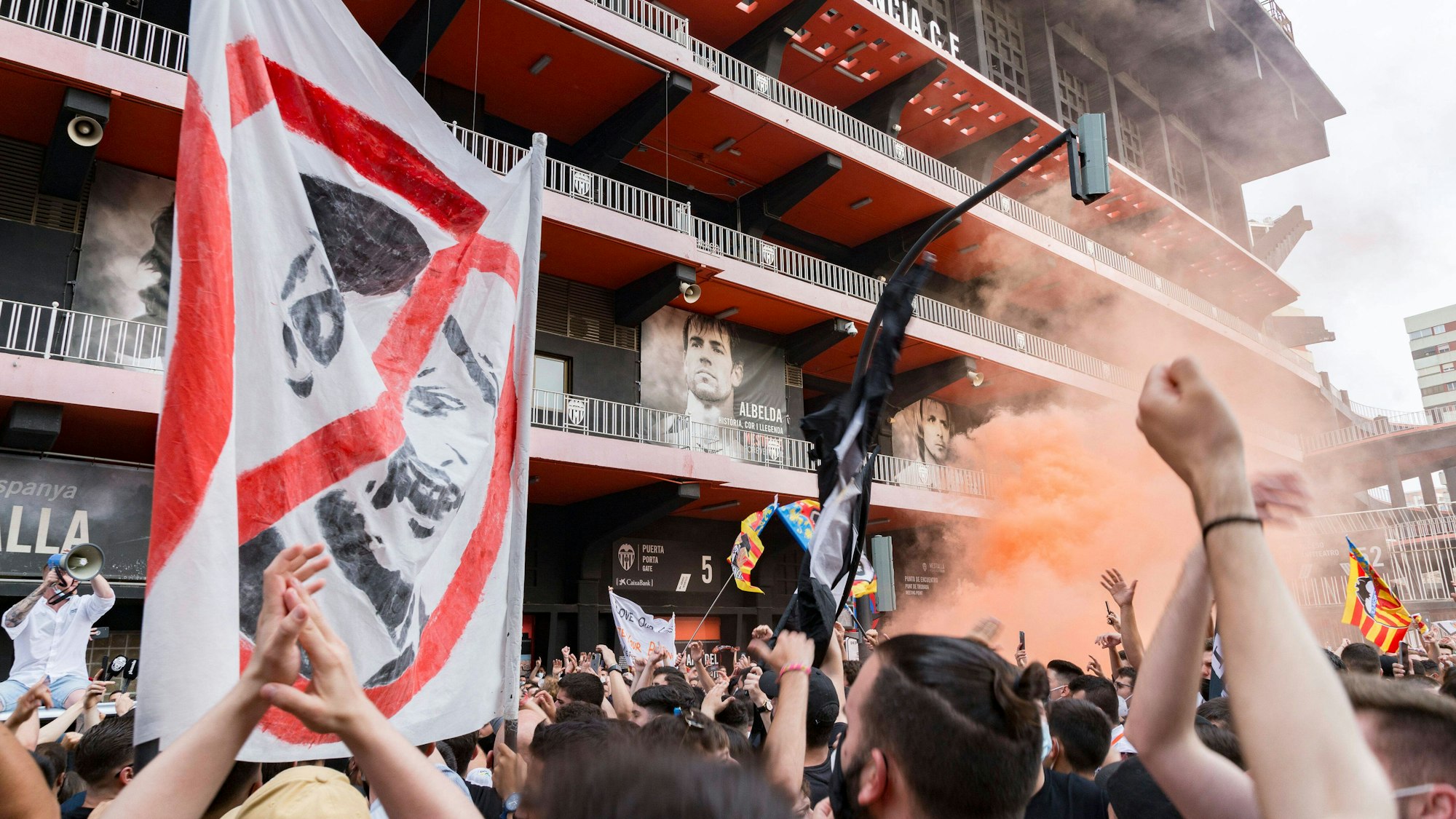 Fans des FC Valencia protestieren vor dem Mestalla-Stadion gegen die Negativ-Entwicklung im Verein und die Arbeit der Klub-Führung.