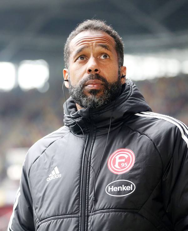 Daniel Thioune steht vor dem Spiel gegen Darmstadt 98 im Stadion.