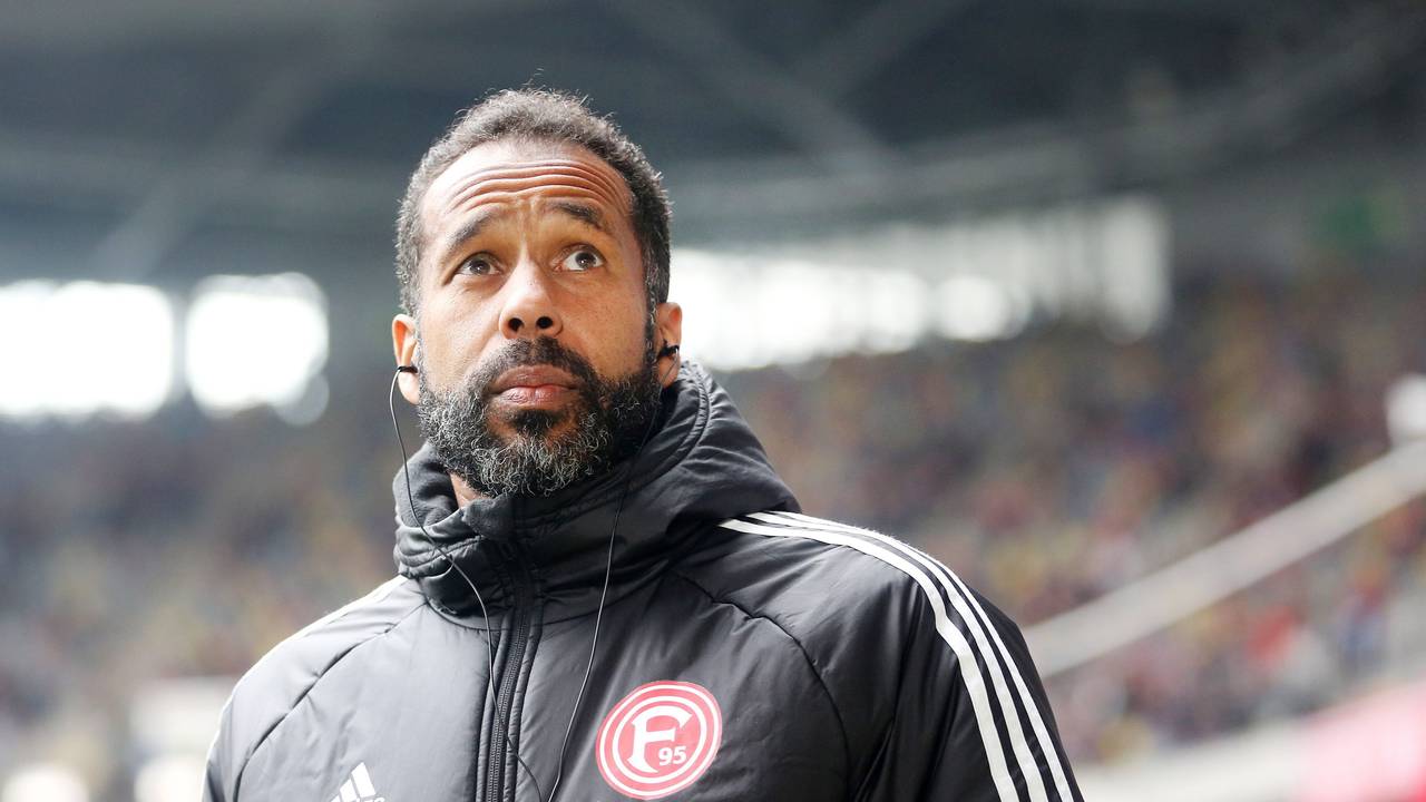 Daniel Thioune steht vor dem Spiel gegen Darmstadt 98 im Stadion.