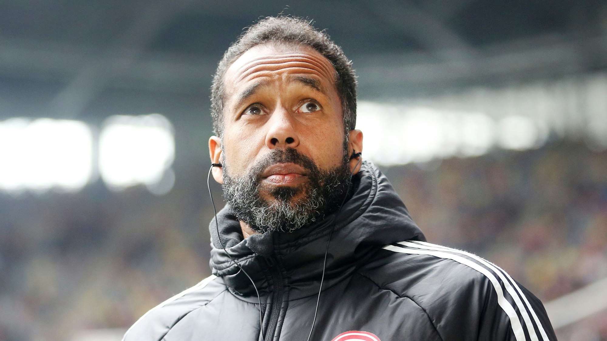 Daniel Thioune steht vor dem Spiel gegen Darmstadt 98 im Stadion.