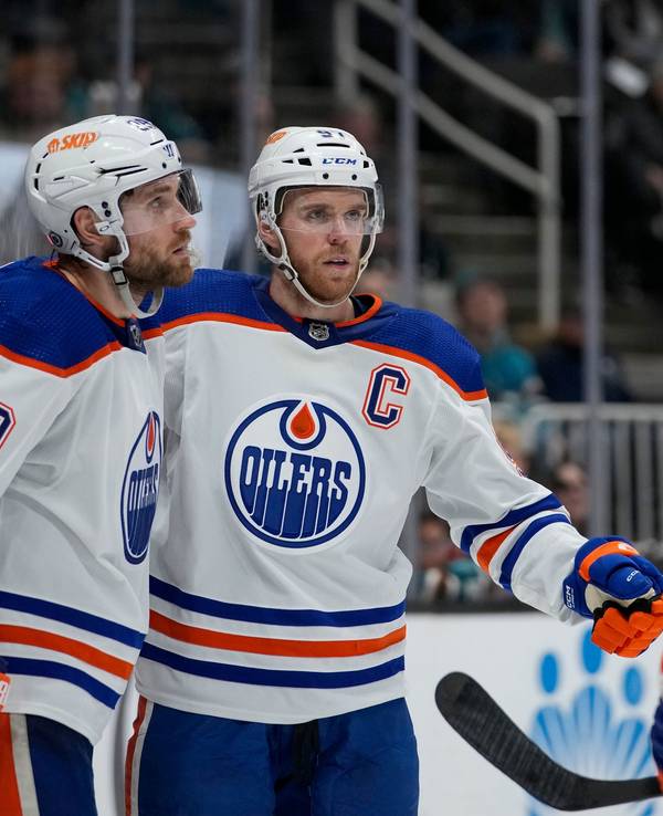 Edmonton Oilers Center Connor McDavid (M) feiert mit Center Leon Draisaitl (l) und Linksaußen Zach Hyman nach seinem Treffer gegen die San Jose Sharks.