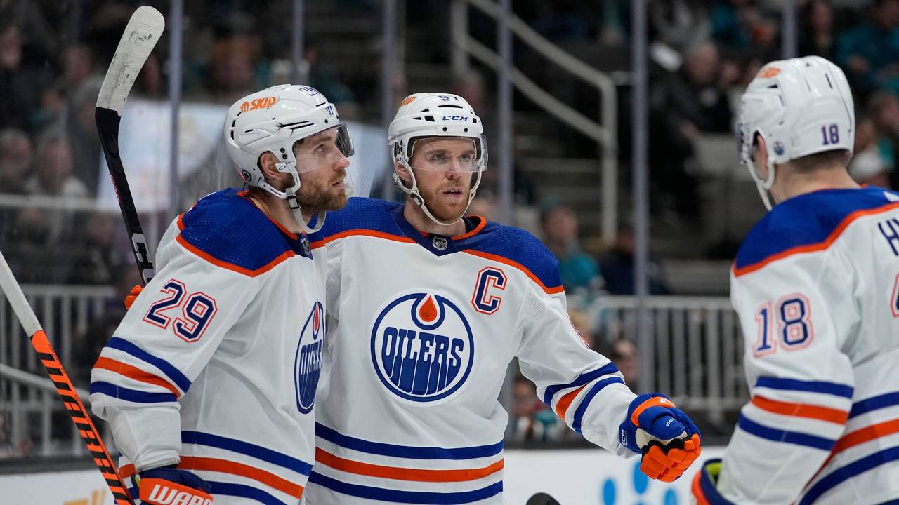 Edmonton Oilers Center Connor McDavid (M) feiert mit Center Leon Draisaitl (l) und Linksaußen Zach Hyman nach seinem Treffer gegen die San Jose Sharks.