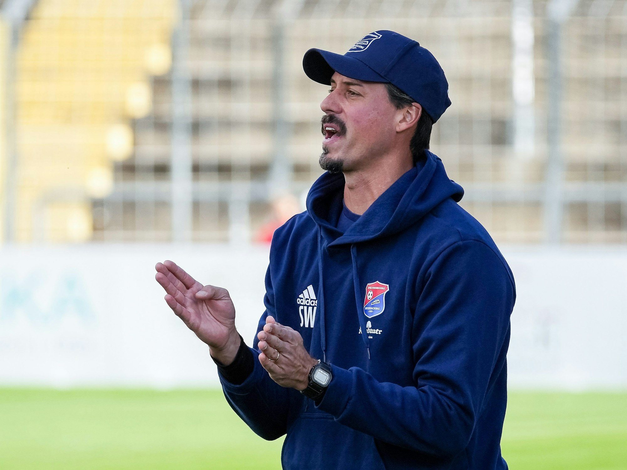 Unterhachings Trainer Sandro Wagner klatscht am Spielfeldrand.