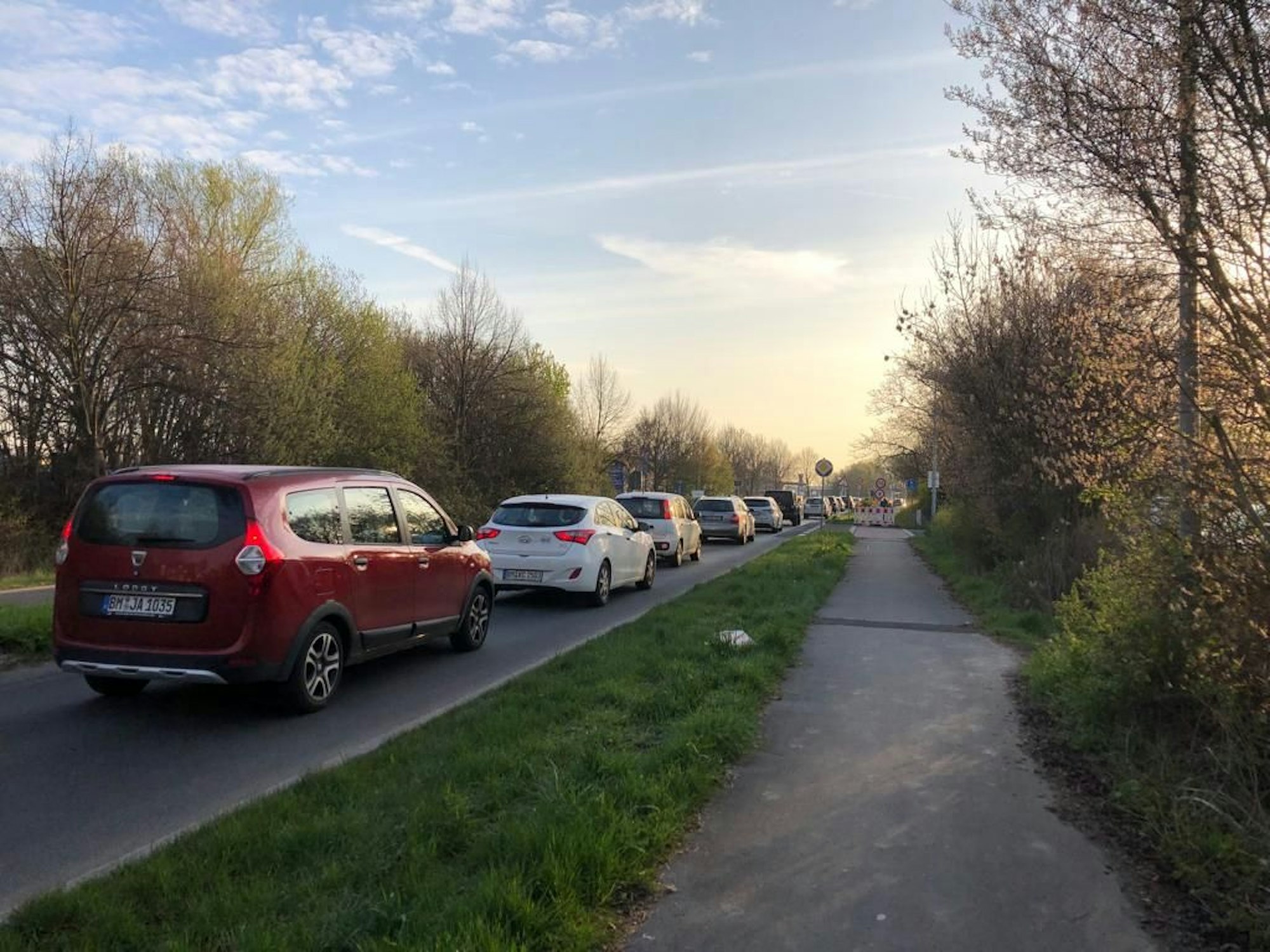 Rückstau an der Baustelle des Kreisverkehrs in Bergheim-Glessen