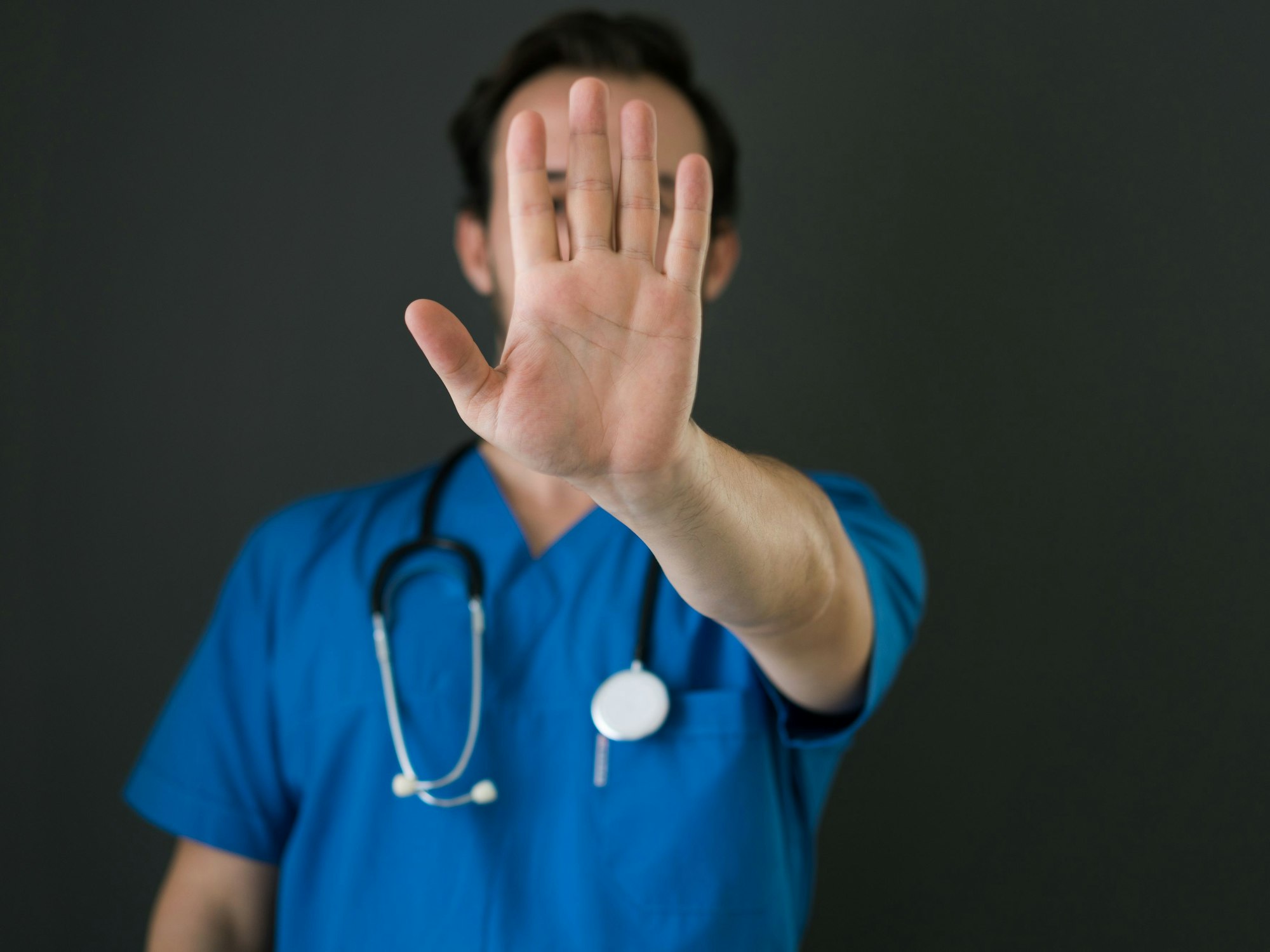 Ein medizinischer Mitarbeiter wehrt einen Angriff ab.