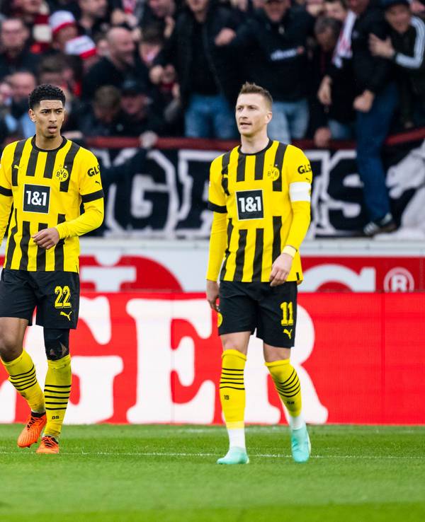 Dortmunds Youssoufa Moukoko (l-r), Dortmunds Jude Bellingham und Dortmunds Marco Reus reagieren unzufrieden.