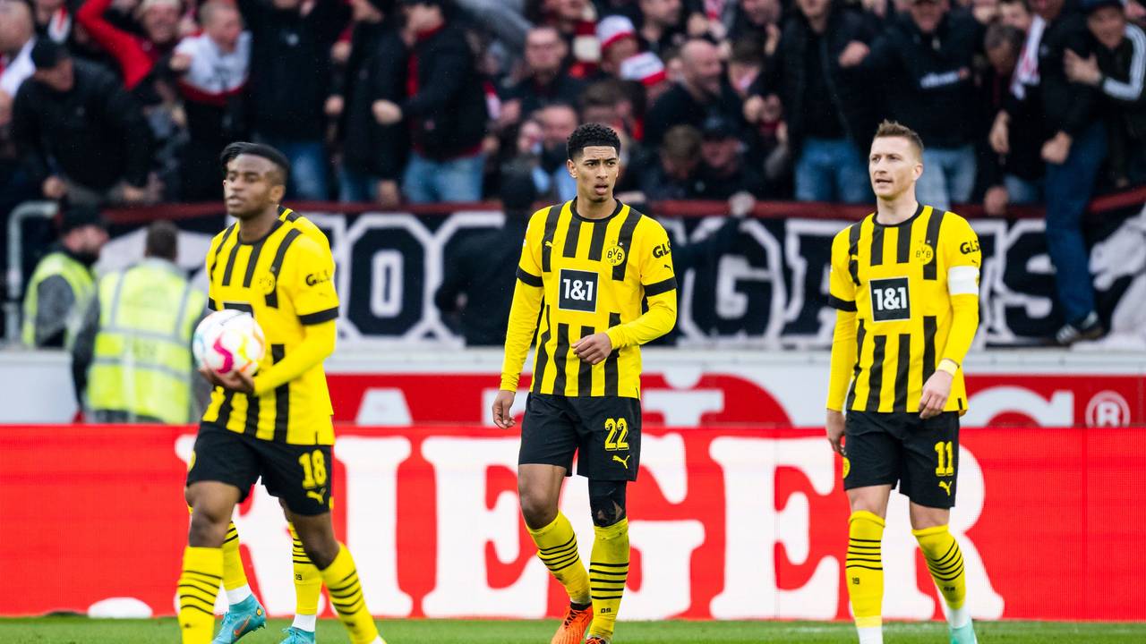 Dortmunds Youssoufa Moukoko (l-r), Dortmunds Jude Bellingham und Dortmunds Marco Reus reagieren unzufrieden.