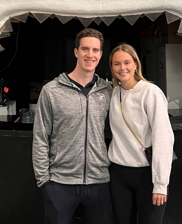 Eishockey-Stürmer Gregor MacLeod bei seinem Antrittsbesuch bei den Kölner Haien mit Lebensgefährtin Taylor.