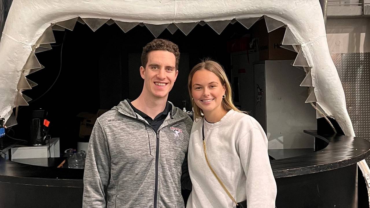 Eishockey-Stürmer Gregor MacLeod bei seinem Antrittsbesuch bei den Kölner Haien mit Lebensgefährtin Taylor.