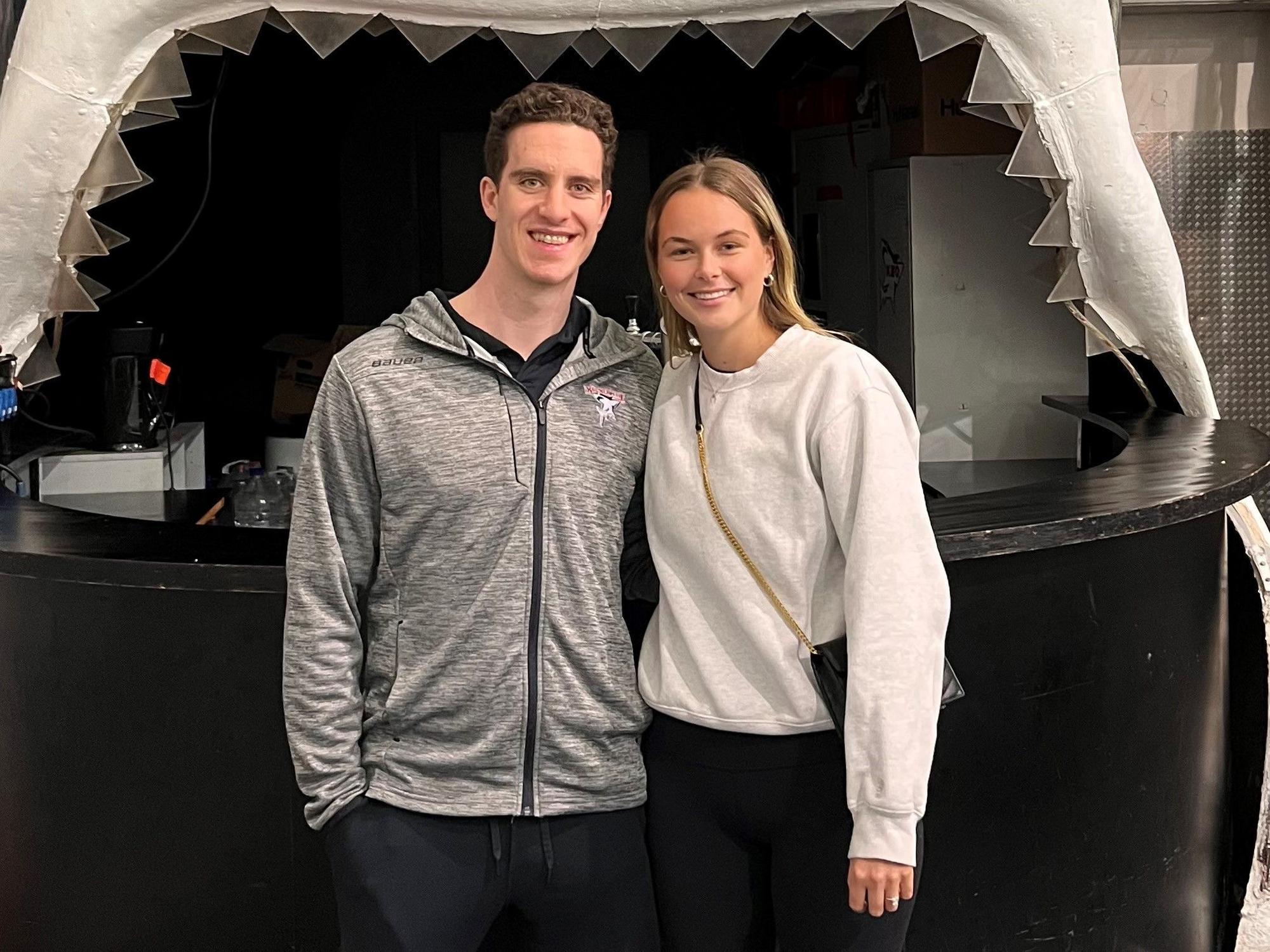 Eishockey-Profi Gregor MacLeod und seine Verlobte Taylor am 18. April 2023 in Köln.