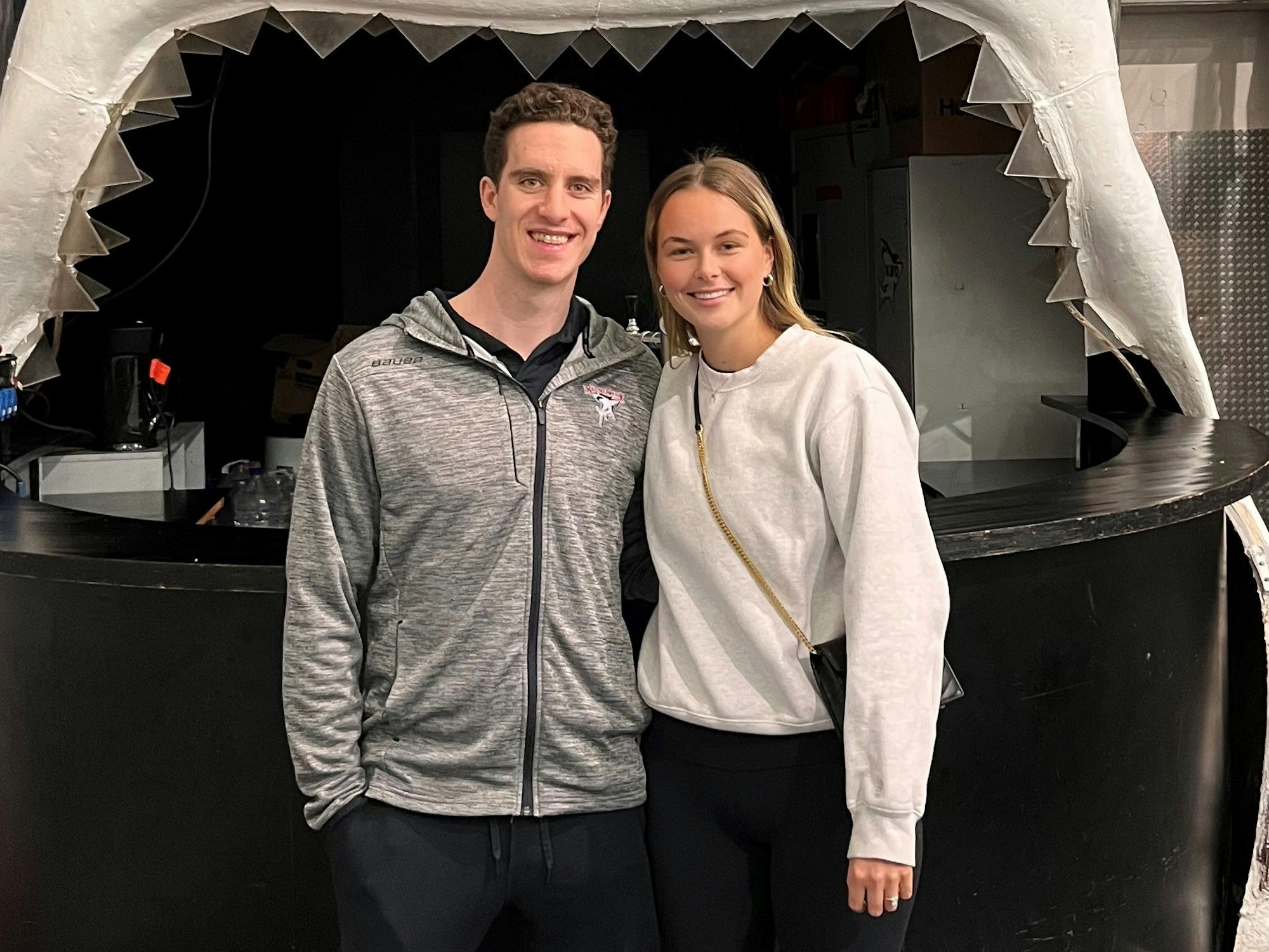 Eishockey-Profi Gregor MacLeod und seine Verlobte Taylor am 18. April 2023 in Köln.