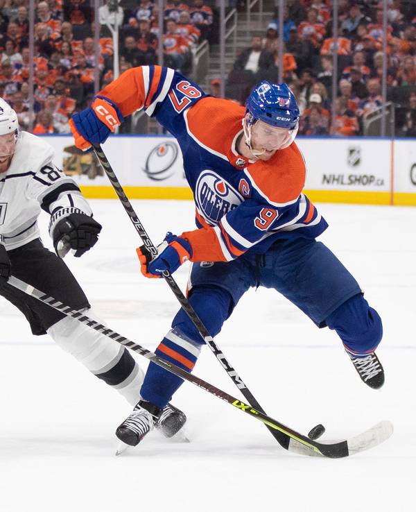 Vladislav Gavrikov (l.) von den Los Angeles Kings im Zweikampf gegen Connor McDavid.