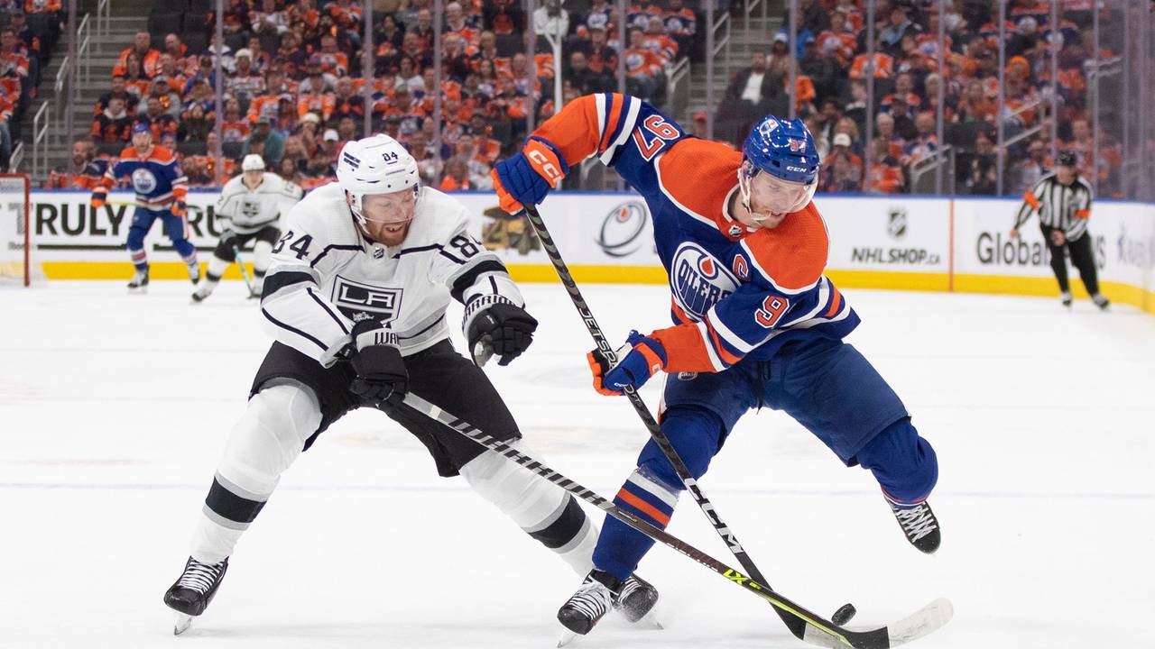 Vladislav Gavrikov (l.) von den Los Angeles Kings im Zweikampf gegen Connor McDavid.