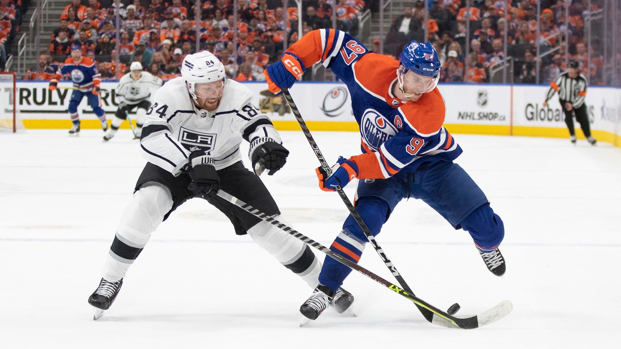 Vladislav Gavrikov (l.) von den Los Angeles Kings im Zweikampf gegen Connor McDavid.
