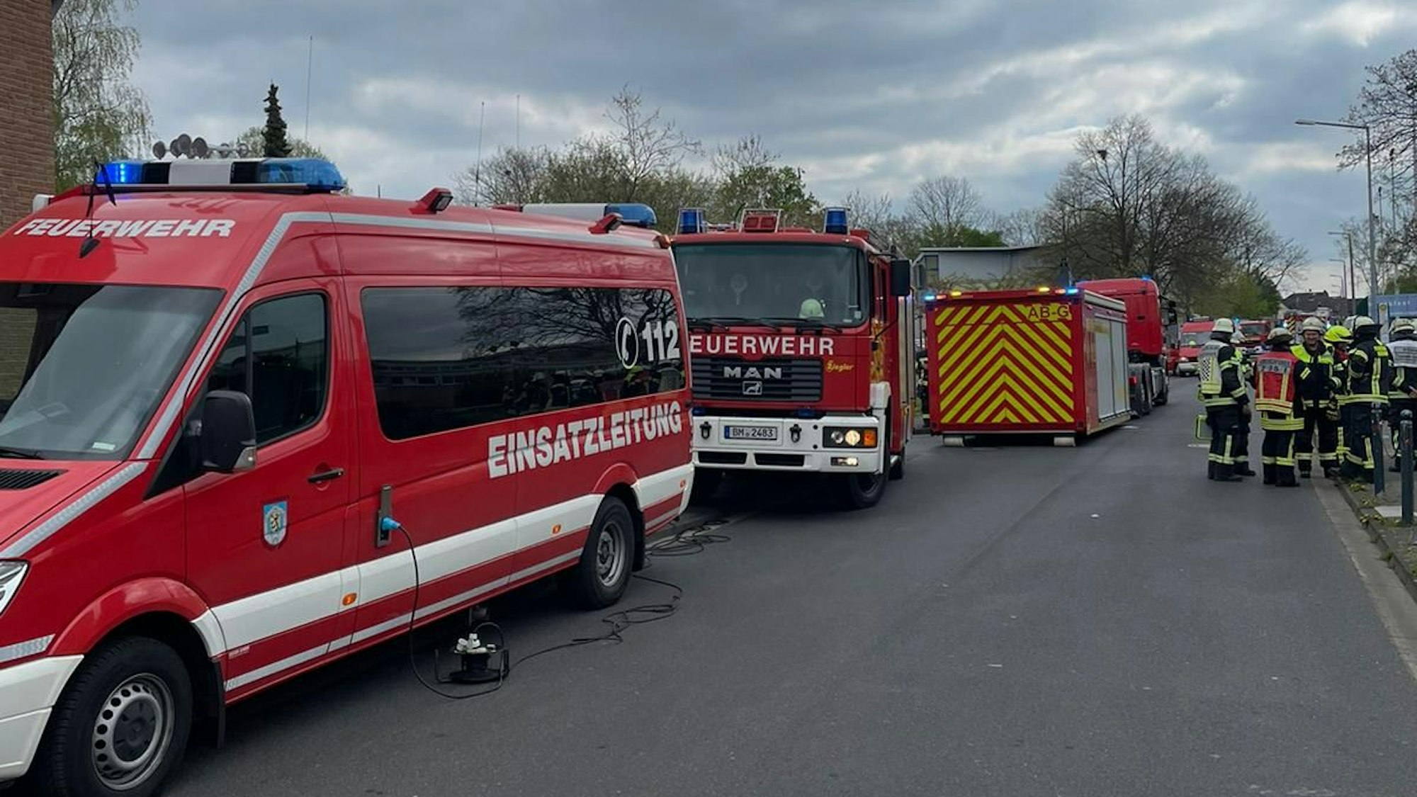 Einsatzfahrzeuge der Feuerwehr Bergheim stehen vor dem Oleanderbad.