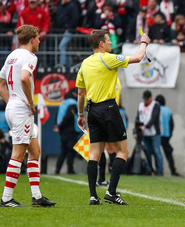 Schiedsrichter Benjamin Cortus zeigt Steffen Baumgart die Gelbe Karte.