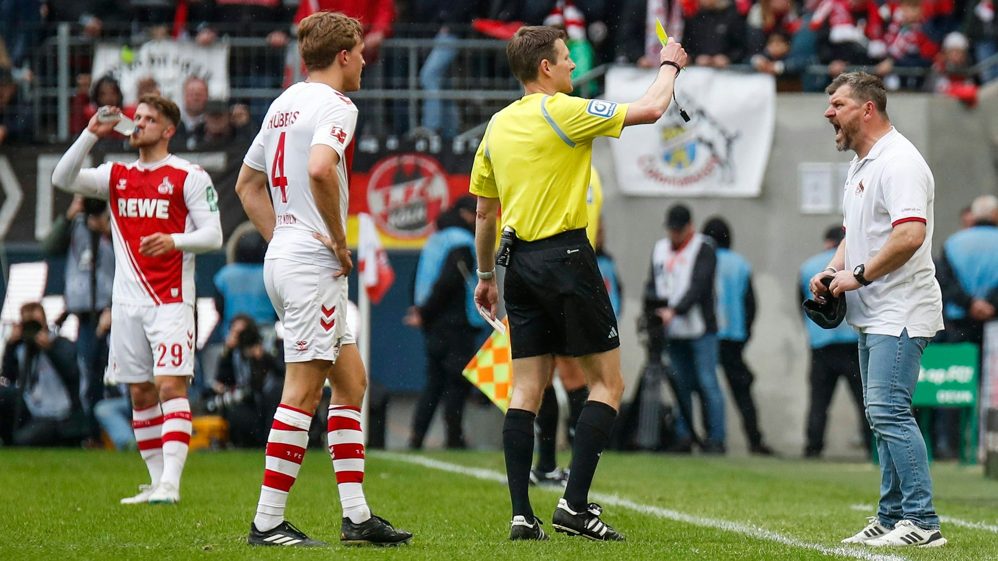 Schiedsrichter Benjamin Cortus zeigt Steffen Baumgart die Gelbe Karte.