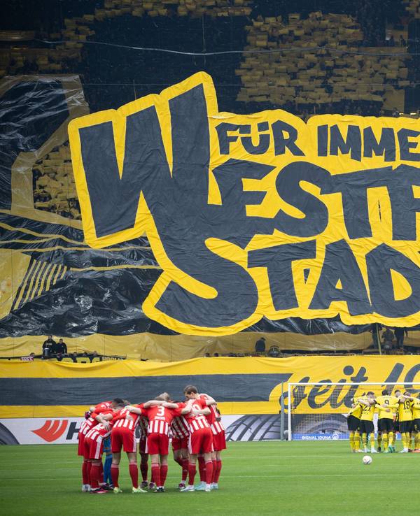 "Für immer Westfalen Stadion" steht auf einer riesigen Plane auf der Zuschauertribüne.