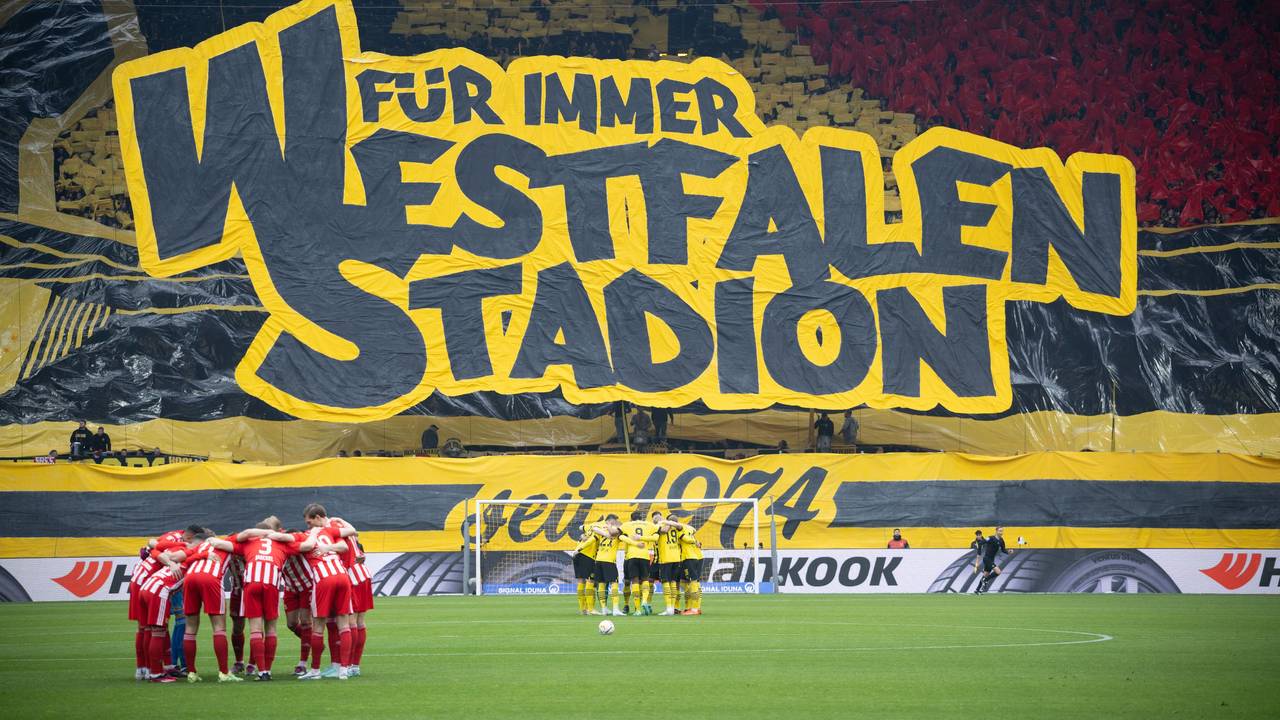 "Für immer Westfalen Stadion" steht auf einer riesigen Plane auf der Zuschauertribüne.