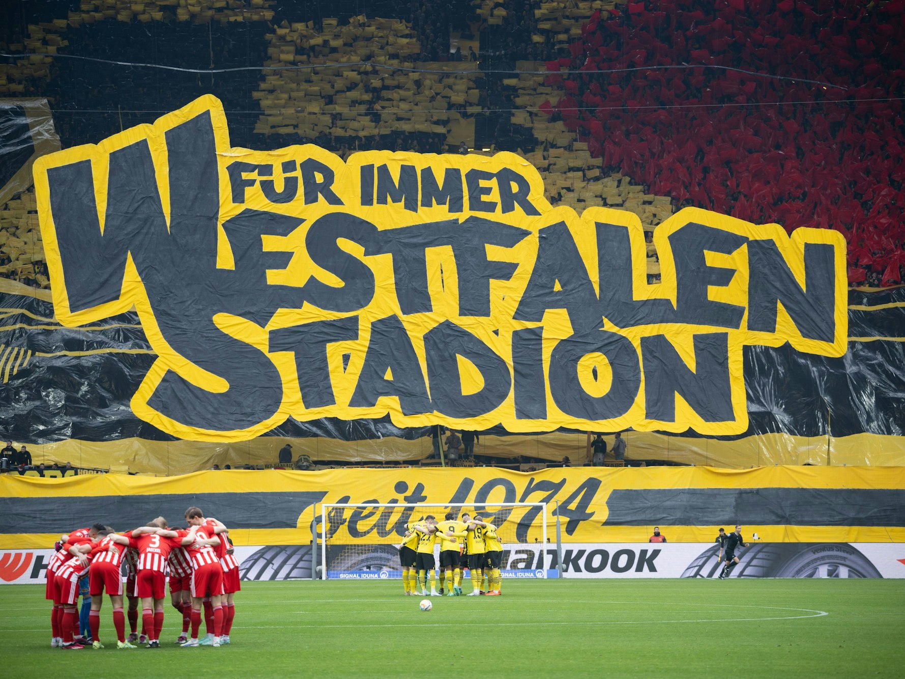 "Für immer Westfalen Stadion" steht auf einer riesigen Plane auf der Zuschauertribüne.