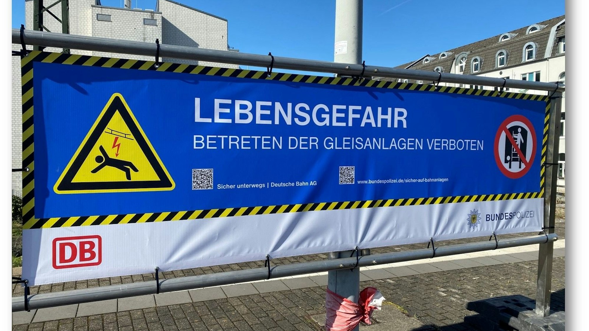 Warnbanner am Bahnhof Süd wegen Gleisüberschreitungen.