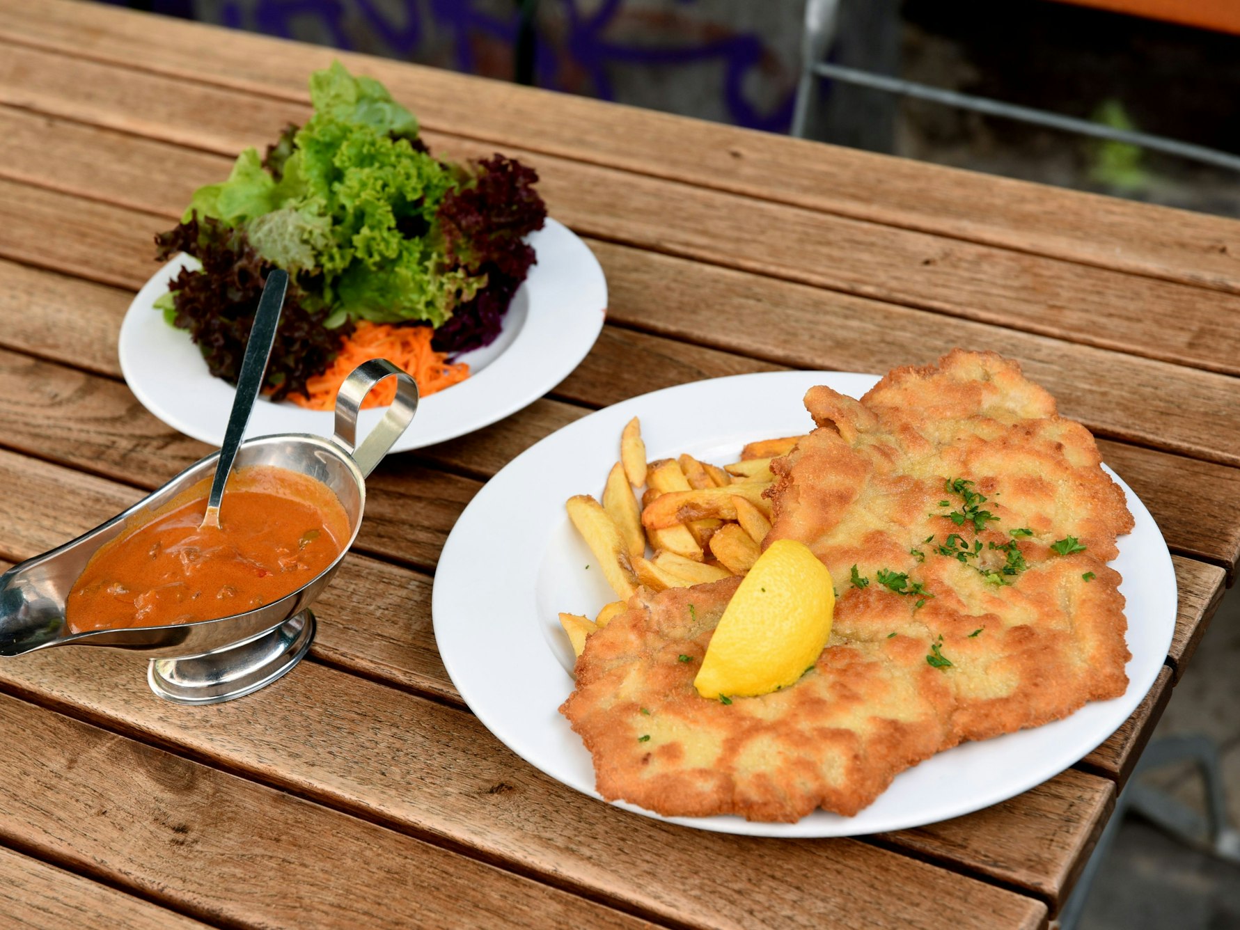 Ein Wiener Schnitzel auf einem Teller.
