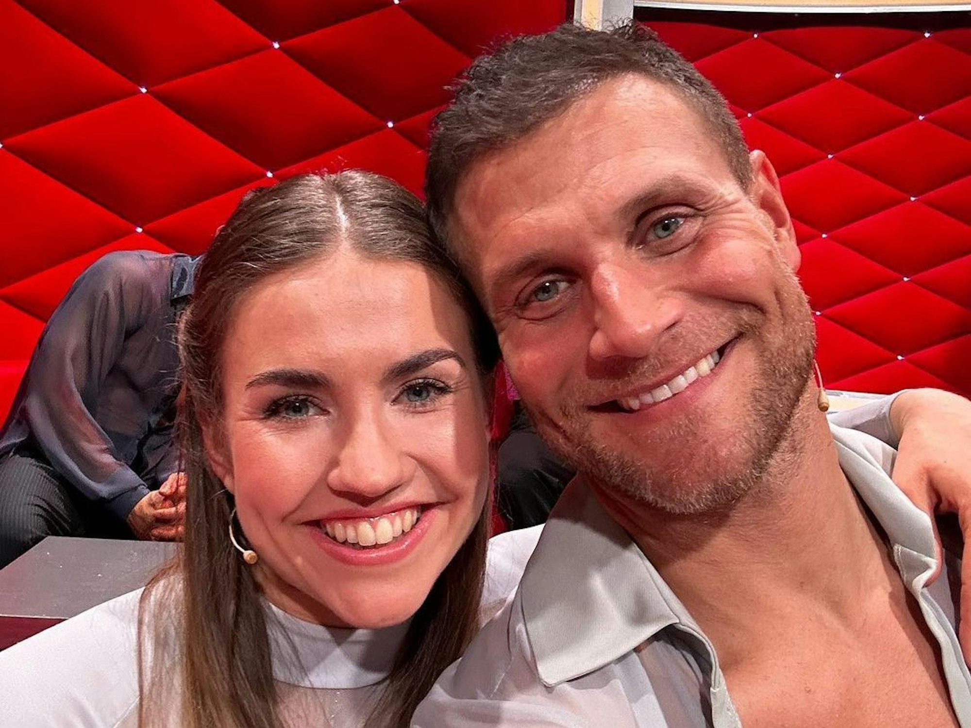Ex-Handballer und ehemaliger Teilnehmer von „Let’s Dance“ Michael Kraus sieht zusammen mit Tanzpartnerin und -profi Mariia Maksina in die Kamera.