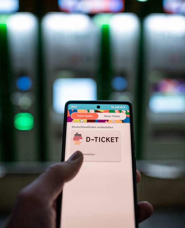 Das Symbolfoto von April 2023 zeigt ein Smartphone, auf dessen Bildschirm der Bestellvorgang des 49-Euro-Tickets zu sehen ist.