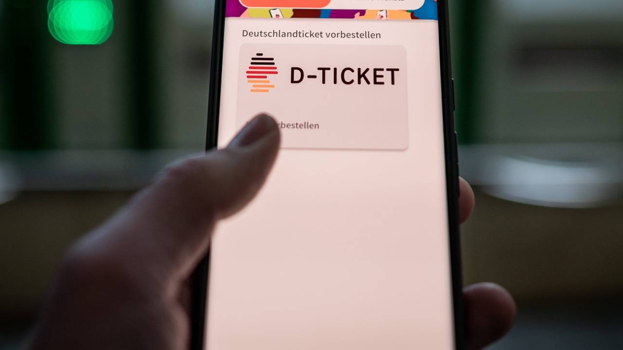 Das Symbolfoto von April 2023 zeigt ein Smartphone, auf dessen Bildschirm der Bestellvorgang des 49-Euro-Tickets zu sehen ist.