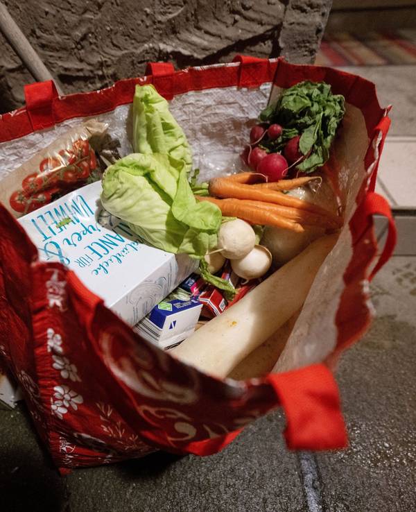 Das undatierte Symbolfoto zeigt eine Kunststofftasche mit noch genießbaren Lebensmitteln, die aus Mülleimern gerettet wurden.