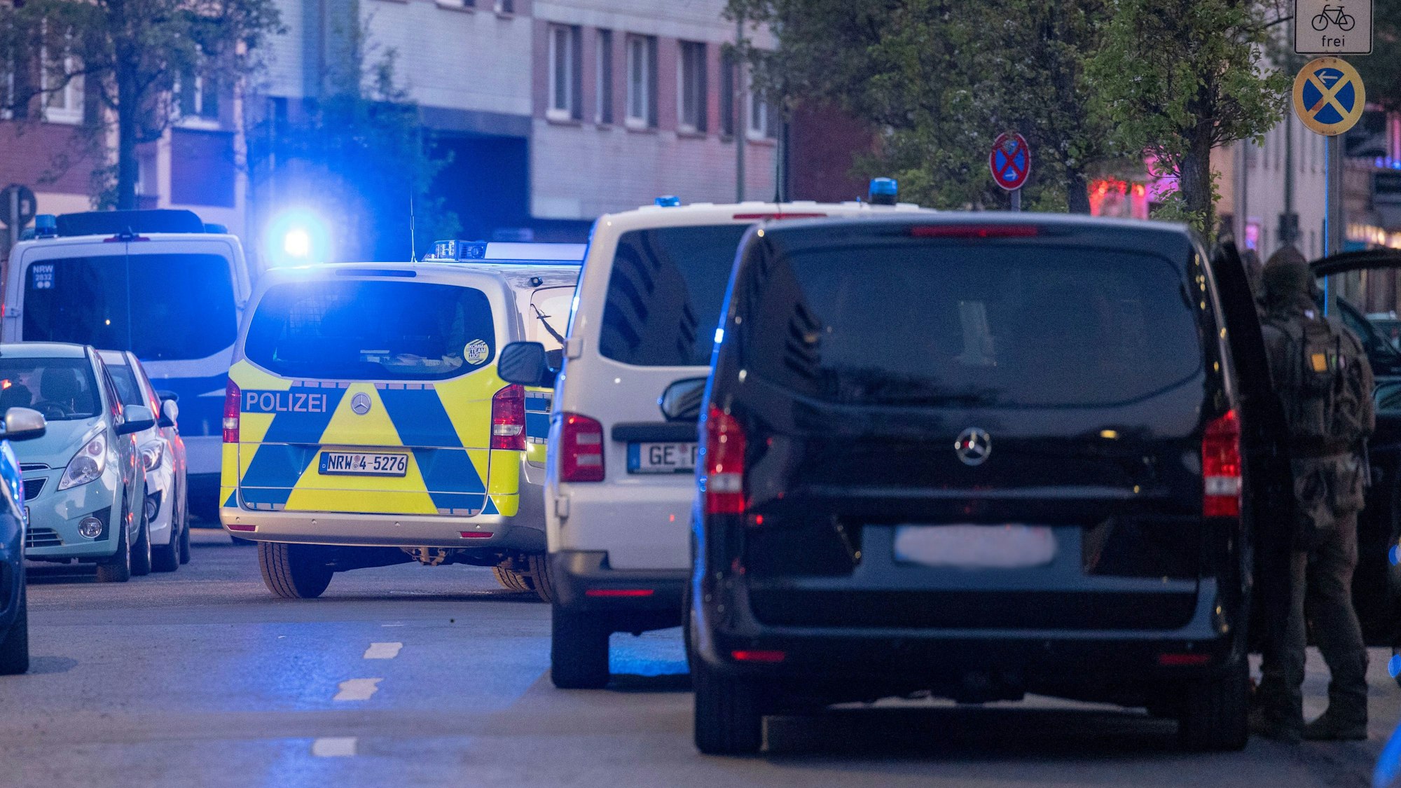 Polizeifahrzeuge stehen auf der Straße.