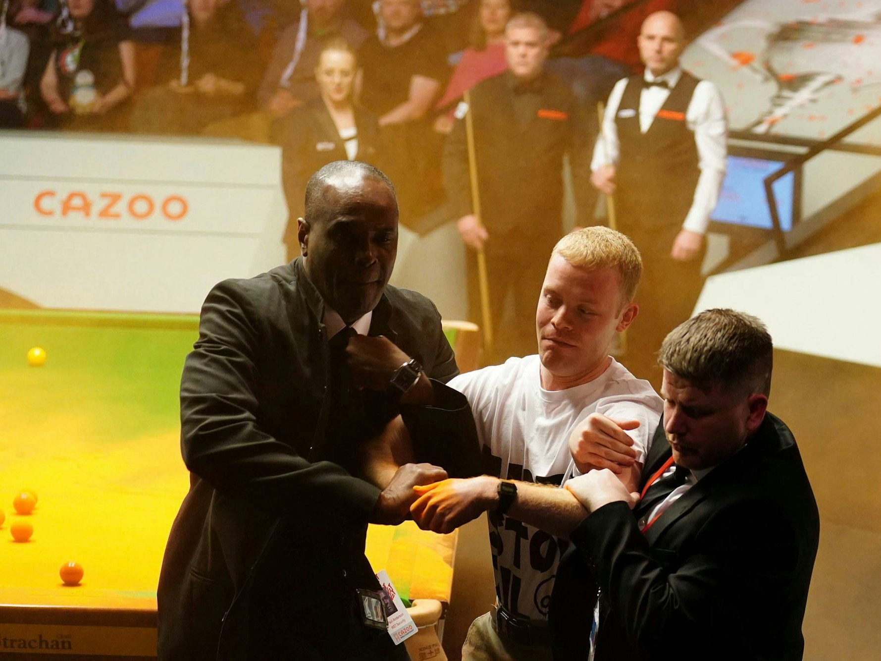 Die Sicherheitskräfte führen einen Klimaaktivisten der Gruppe „Just Stop Oil“ ab.