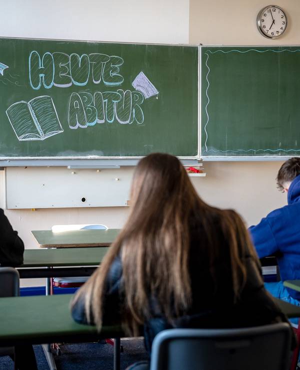 ‚Heute Abitur‘ steht auf einer Tafel im Klassenzimmer eines Gymnasiums. Diese Klasse schreibt Abitur.