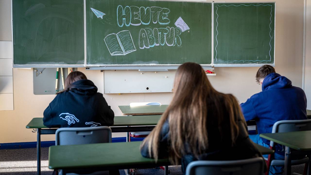 ‚Heute Abitur‘ steht auf einer Tafel im Klassenzimmer eines Gymnasiums. Diese Klasse schreibt Abitur.