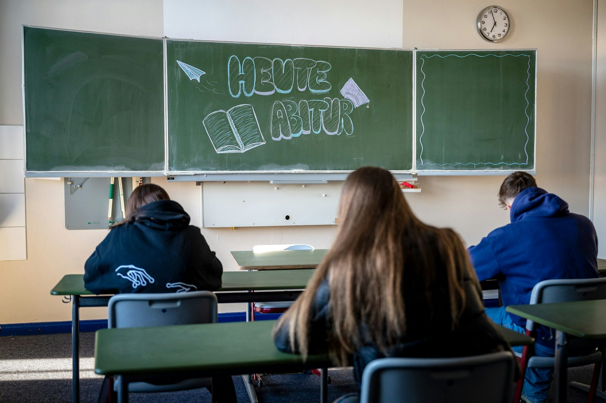 ‚Heute Abitur‘ steht auf einer Tafel im Klassenzimmer eines Gymnasiums. Diese Klasse schreibt Abitur.