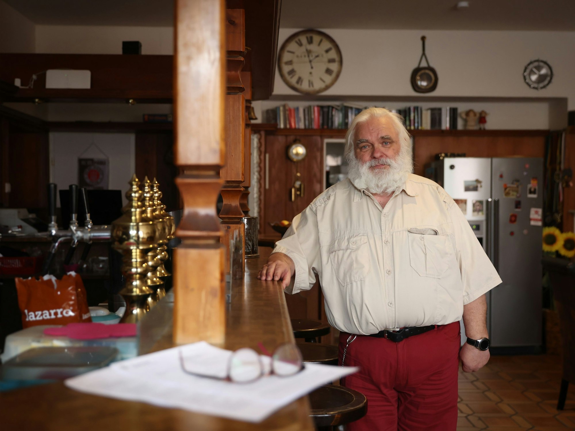 Wolfgang Bergmann wohnt in der ehemalige Veedelskneipe „Kaminstube“.
