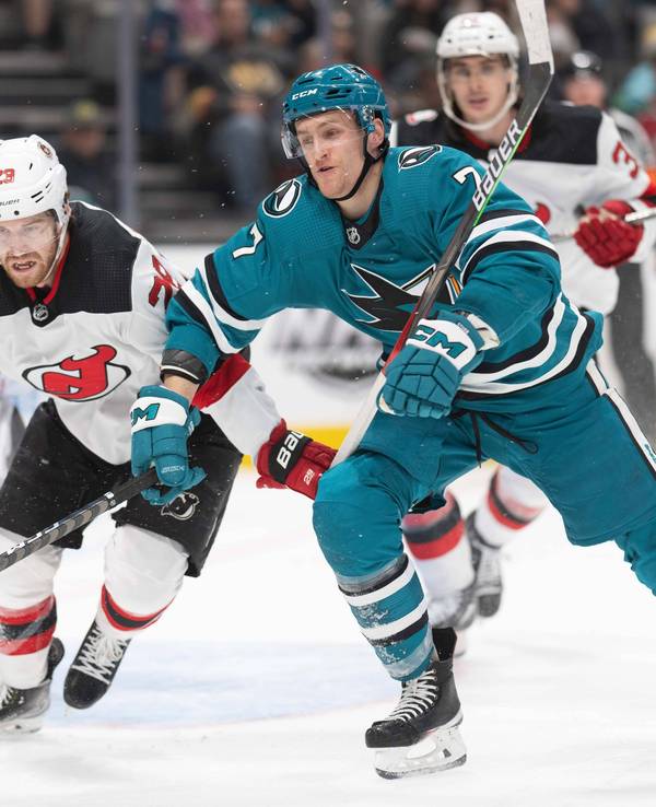 Nico Sturm (r.) im Zweikampf mit Devils-Spieler Damon Severson