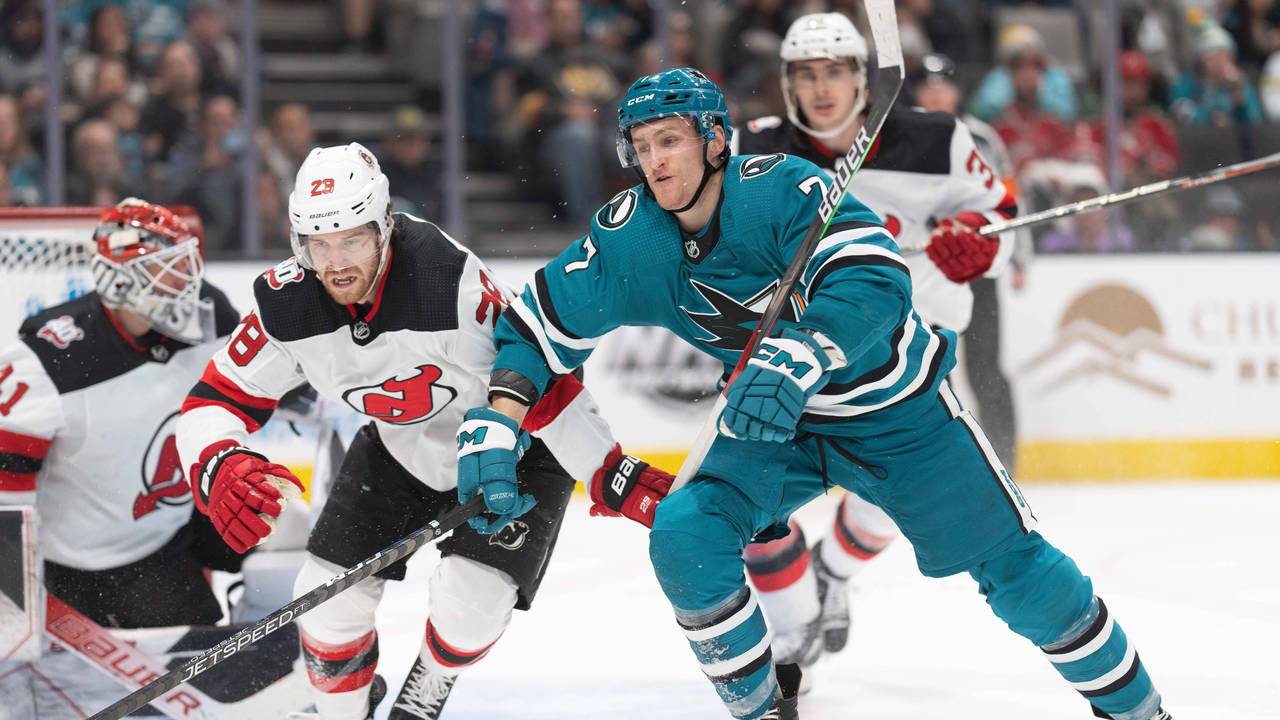 Nico Sturm (r.) im Zweikampf mit Devils-Spieler Damon Severson
