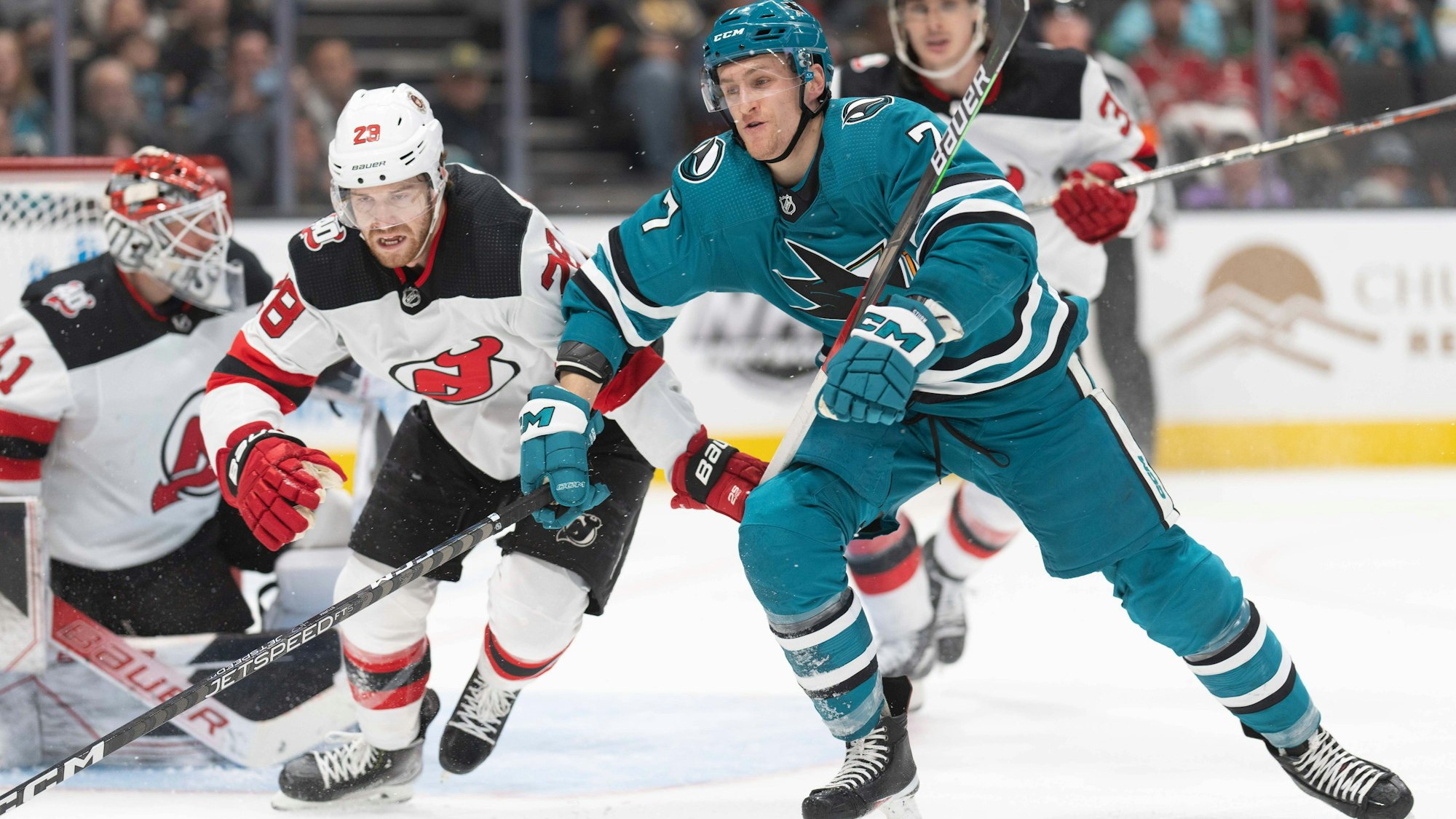 Nico Sturm (r.) im Zweikampf mit Devils-Spieler Damon Severson