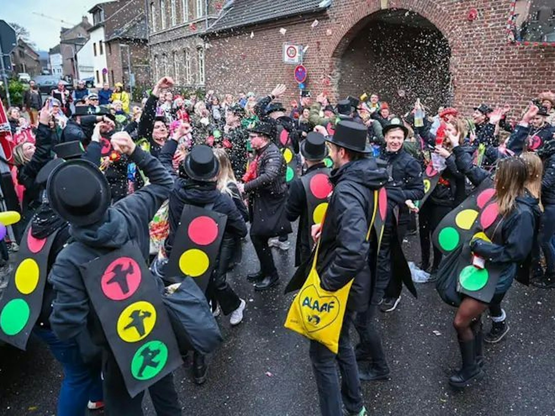 Die Wagengruppe der Glessener Maigesellschaft beim Karnevalszug in Glessen