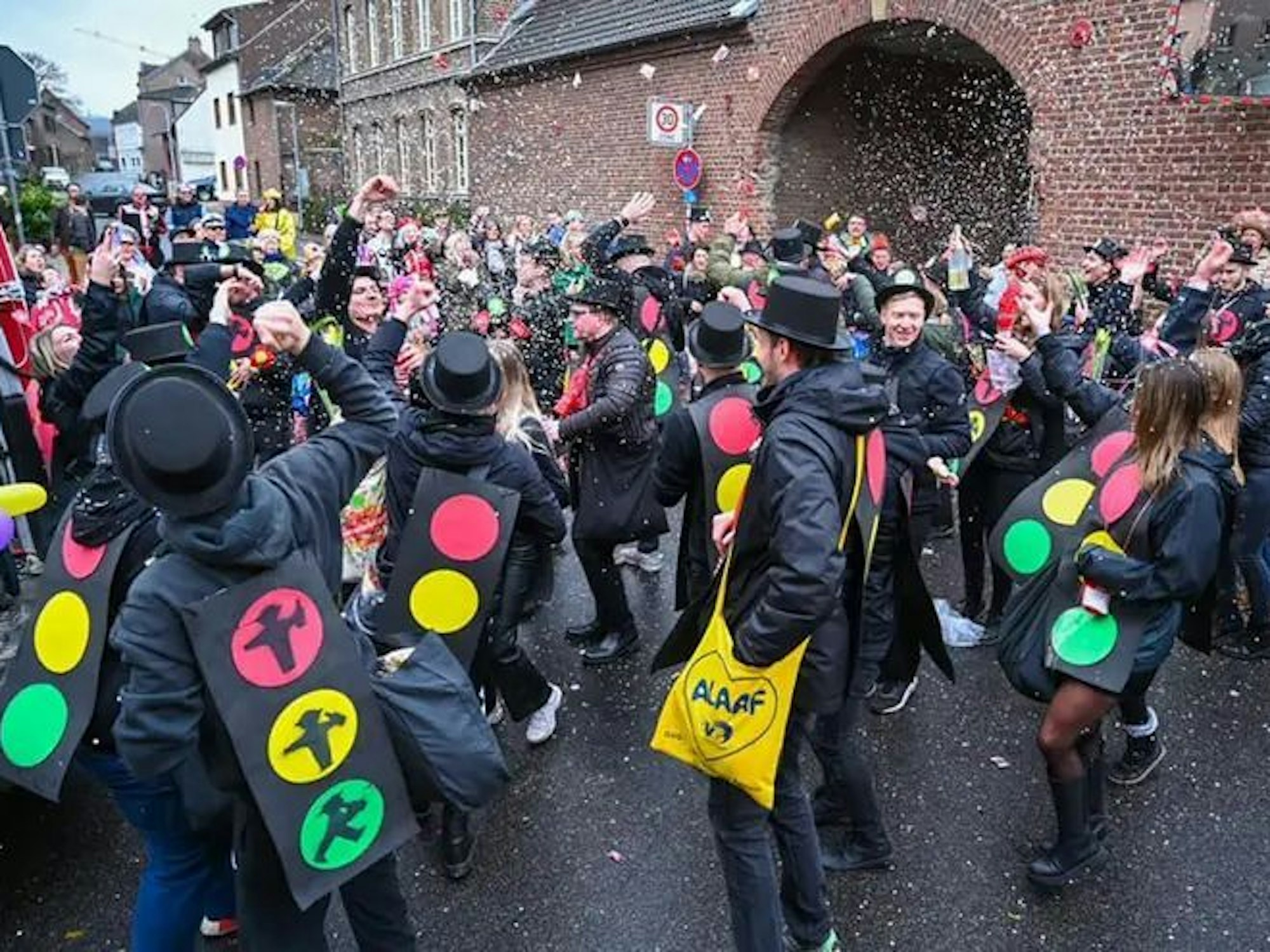 Die Wagengruppe der Glessener Maigesellschaft beim Karnevalszug in Glessen