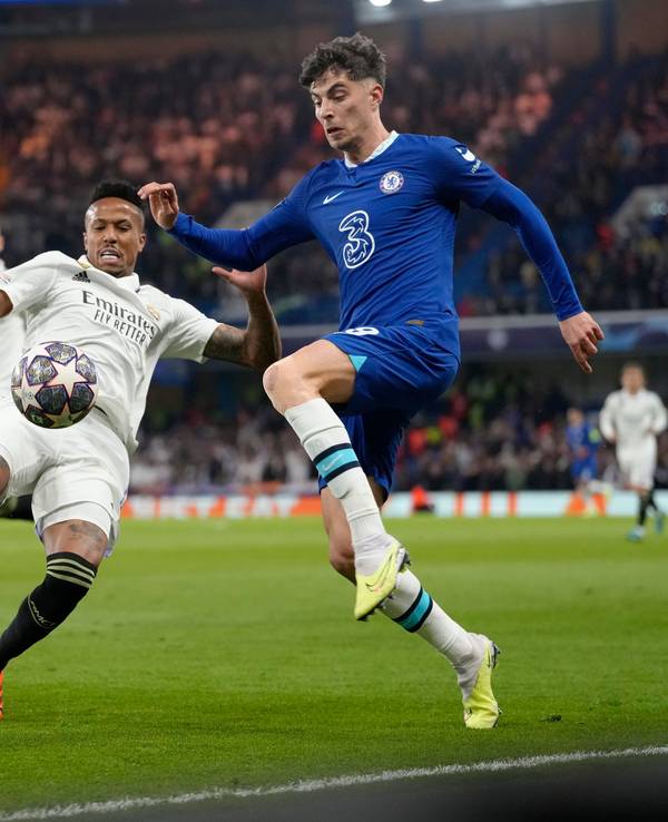 Chelseas Kai Havertz (r.) kämpft gegen Madrids Eder Militao um den Ball.